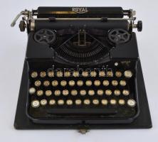 cca 1940 Royal írógép, magyar nyelvű billentyűzettel, működőképes, tokban, 31x28,5x12 cm
