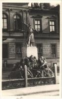 1940 Ózd, Hősök szobra, emlékmű. Foto Mendlik (kis szakadás / small tear)