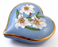 Virágmintás szív alakú porcelán bonbonier, kézzel festett, jelzett, kis kopásnyomokkal, 8×8×2,5 cm