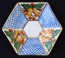 Kis porcelán csésze csészealjjal, kézzel festett, jelzett, kis kopásnyomokkal, d: 10 cm, m: 4,5 cm