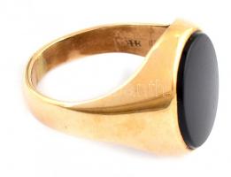Arany (Au) 10K gyűrű, kővel, jelzett, méret: 59, bruttó: 8,01 g