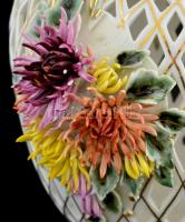 Kolozsvári porcelán nagy méretű áttört, virágos díszváza. Kézzel festett, jelzett, a virágokon lepat...