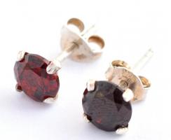 Ezüst(Ag) fülbevalópár, piros kővel, jelzett, d: 0,6 cm, bruttó: 1,12 g