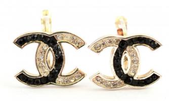 Ezüst (Ag) Chanel mintás fülbevalópár, apró kövekkel, köveknél kis hiánnyal, jelzett, 1,8×0,9 cm, bruttó: 3,81 g