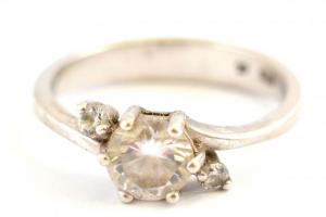 Ezüst(Ag) gyűrű, 3 db kővel, jelzett, méret: 53, bruttó: 2,74 g