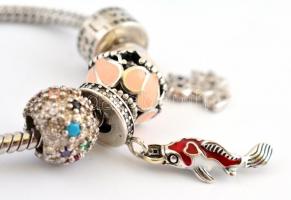 Ezüst(Ag) karkötő, 6 db charmmal, Pandora jelzéssel, h: 15,5 cm, bruttó: 22,5 g