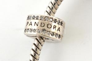 Ezüst(Ag) karkötő, 6 db charmmal, Pandora jelzéssel, h: 15,5 cm, bruttó: 22,5 g
