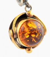 Ezüst(Ag) borostyánköves fülbevalópár, jelzett, h: 3,5 cm, d: 1,8 cm, bruttó: 11,26 g