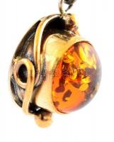 Ezüst(Ag) borostyánköves fülbevalópár, jelzett, h: 3,5 cm, d: 1,8 cm, bruttó: 11,26 g