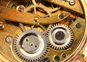 Arany (Au) 14K zsebóra, jelzett, vésett tokkal, kopott zománccal, horpadással, üveglap nélkül, működ...