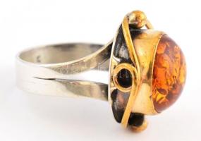 Ezüst(Ag) gyűrű, borostyánnal, jelzett, méret: 55, bruttó:  8,19 g