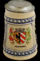'Nürnberg" feliratú, ón fedeles kerámia sörös korsó, jelzett, kis kopásnyomokkal, m: 15,5 ...
