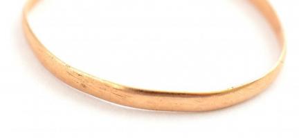 14K arany (Au) karikagyűrű, jelzés nélkül, m:62, nettó: 0,62 g