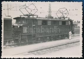 cca 1940 Mozdony vasútállomáson, fotó, 5,5×8 cm
