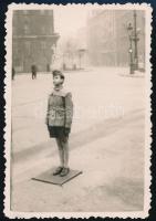 cca 1935 Budapest, Szabadság tér, vigyázzban állva, háttérben irredenta szobor, fotó, 9×6 cm