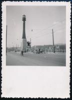 cca 1940 Budapest, Horthy híd a Haditengerészet emlékművével (egyúttal világítótorony is, későbbi Petőfi híd), fotó, 8,5×6,5 cm