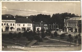 1942 Szamosújvár, Gherla; utca, Eszenyi Károly, Bauer üzlete, drogéria, gyógyszertár, magyar zászlók / street view, shops, pharmacy, Hungarian flags (vágott / cut)
