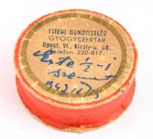 1942 Isteni Gondviselés Gyógyszertár papír gyógyszeres doboz, d: 3,5 cm