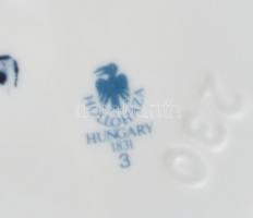 Hollóházi Szász Endre által tervezett porcelán cukordoboz. Matricás, jelzett, apró kopásokkal, m: 9 ...