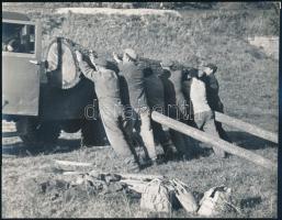 "Jaj de nehéz" és "De nehéz". 2 db fotó, papír 1950-60 körül. Hátoldalán címmel feliratozott. 18x24 cm