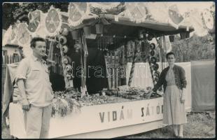 cca 1940 Vidám sátor, Pap Béla fotóriporter pecséttel jelzett fotója, 9×14 cm