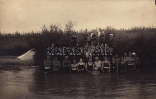 1928 Temesság, Saágh, Sag; fürdőzők a Temes folyóban / bathing people in the Timis river. photo (Rb)