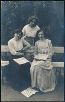 cca 1910-1920 Debrecen, olvasó hölgyek, fotólap, 14×9 cm