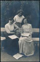 cca 1910-1920 Debrecen, olvasó hölgyek, fotólap, 14×9 cm