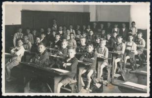 cca 1940 Fiúk egy tanteremben, fotólap, foltos, 8,5×13,5 cm