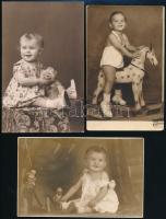 cca 1920 Gyerekek játékokkal, 3 db műtermi fotó, 14×8,5 cm