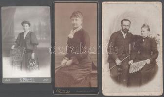 cca 1880-1910 Divatos hölgyek, 3 db keményhátú fotó, 17×10,5 és 20,5×13 cm közötti méretekben