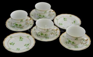 Hollóházi porcelán csészék (4 db) aljakkal (6 db), kézzel festett, jelzett, apró kopásokkal, lepattanásokkal, m: 7 cm, d: 15 cm