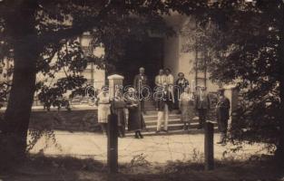 1930 Hévíz, nyaralók a villa előtt. Fotó Kövessy és Ring, photo (szakadás / tear)