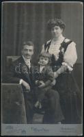 Uher Ödön fotója a Hirsch családról. Kabinetfotó 17x21cm