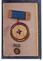 ~1956. Kiváló Véradó zománcozott fém kitüntetés miniatűrrel, eredeti dobozban T:1