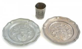 2 db címeres ón tányér d:23 cm + vadász jelenetes pohár 10 cm