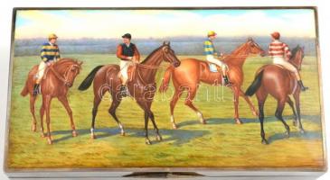 XX. sz. eleje. Ezüst (Ag) díszdoboz. Zománcfestett, lovas jelenetet ábrázoló fedéllel. Gravírozott f...