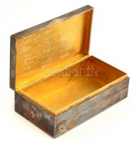 XX. sz. eleje. Ezüst (Ag) díszdoboz. Zománcfestett, lovas jelenetet ábrázoló fedéllel. Gravírozott f...