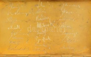 XX. sz. eleje. Ezüst (Ag) díszdoboz. Zománcfestett, lovas jelenetet ábrázoló fedéllel. Gravírozott f...