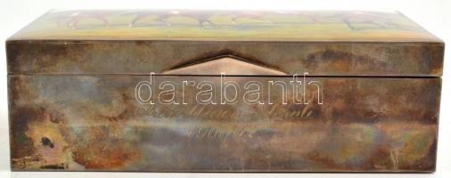 XX. sz. eleje. Ezüst (Ag) díszdoboz. Zománcfestett, lovas jelenetet ábrázoló fedéllel. Gravírozott f...