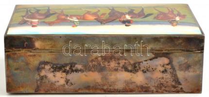 XX. sz. eleje. Ezüst (Ag) díszdoboz. Zománcfestett, lovas jelenetet ábrázoló fedéllel. Gravírozott f...