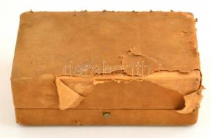 XX. sz. eleje. Ezüst (Ag) díszdoboz. Zománcfestett, lovas jelenetet ábrázoló fedéllel. Gravírozott f...