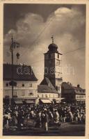 1940 Nagyszeben, Hermannstadt, Sibiu; vásár a Ferdinand király téren, piac, Rudolf Nussbächer Ideal üzlete és Schlesinger Victor és Carlf F. Jickell üzlete / Targ la piata Regele Ferdinand / market on the square, shops. Foto orig. E. Fischer