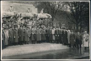 1937 Budapest, I. kerület, lovas tüzérek emlékműve, Jakab Sándor pecséttel jelzett fotója, 15×23 cm