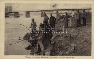 Pöstyén, Piestany; horgászat a Vág folyón, katonák / Fischerei am Vág Ufer / fishing in Váh river, soldiers