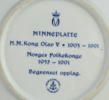 V. Olaf novég királyt ábrázoló porcelán emlék tányér. Matricás, jelzett, hibátlan. d: 17,5 cm