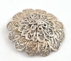 Ezüst(Ag) virágos filigrán bross, jelzetlen, tokban, d: 4,5 cm, nettó: 11 g