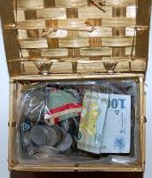 0,84kg fémpénz + 1db bankjegy, egész világ, régi és új, jobbakkal, ezüstökkel T:vegyes