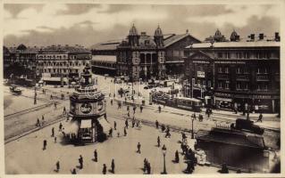 Budapest VI. Berlini tér (Nyugati tér), Nyugati pályaudvar, vasútállomás, villamosok, Modiano kioszk, Ilkovics vendéglő és étterem, Magyar Úriasszonyok Lapja szerkesztősége, Moskovics Emil üzlete, újságárus. Photo Weinstock 130.