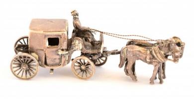 Ezüst(Ag) antik XIX. sz. szekér lovakkal, mozgatható, jelzett, 8x3 cm, nettó: 37,33 g
